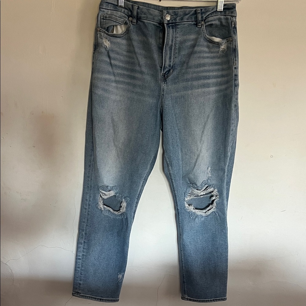 American Eagle Outfitters Relaxed Distressed Blue Jeans curvy mom Jean style